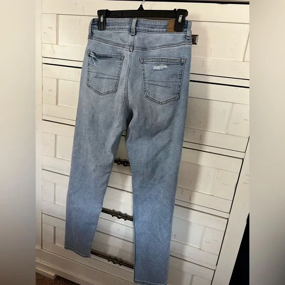 AE Mom jeans! Super cute on! - Picture 5 of 8